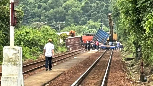 Tàu hỏa trật bánh, đường sắt qua đèo Hải Vân tê liệt