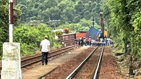 Tàu hỏa trật bánh, đường sắt qua đèo Hải Vân tê liệt