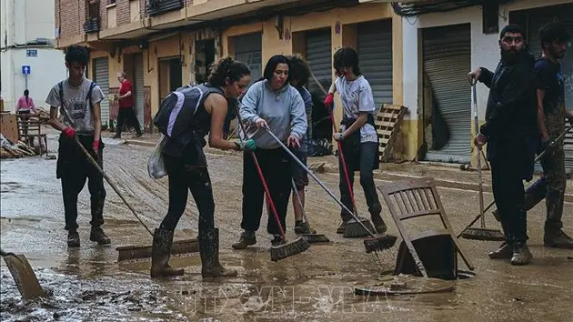 Valencia, Tây Ban Nha khắc phục hậu quả quá lớn sau lụt