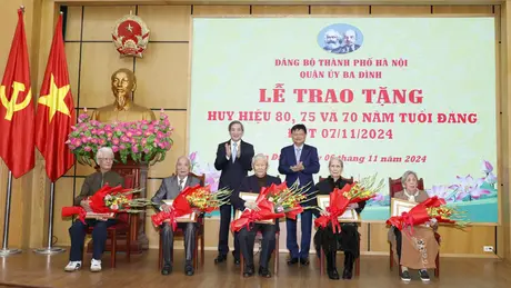 Quận Ba Đình trao Huy hiệu Đảng tặng đảng viên lão thành