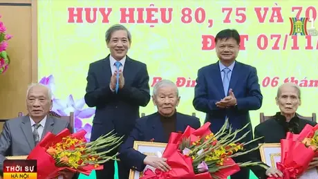 335 đảng viên quận Ba Đình nhận huy hiệu Đảng