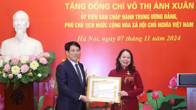 Phó Chủ tịch nước Võ Thị Ánh Xuân nhận Huy hiệu 30 năm tuổi Đảng