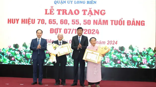 Đảng bộ quận Long Biên trao Huy hiệu Đảng  