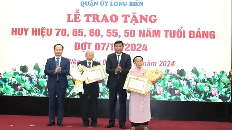 Đảng bộ quận Long Biên trao Huy hiệu Đảng  