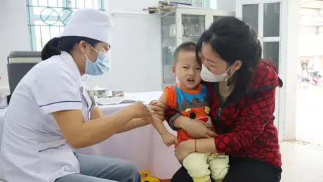 Hà Nội tiêm vaccine uốn ván, bạch hầu cho trẻ 7 tuổi