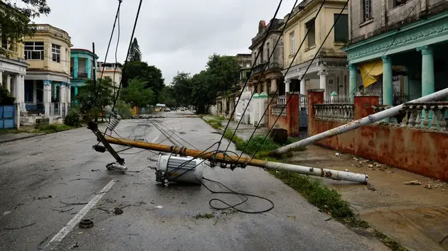 Bão Rafael tàn phá Cuba