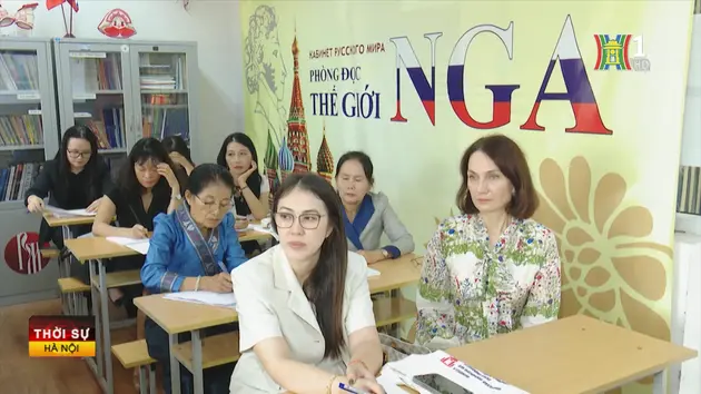 Hoạ sĩ đa tài thêu văn hoá dân tộc qua những cô búp bê | Chuyện Hà Nội | 22/02/2025