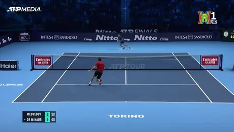 Medvedev có thắng lợi đầu tiên ở ATP Finals