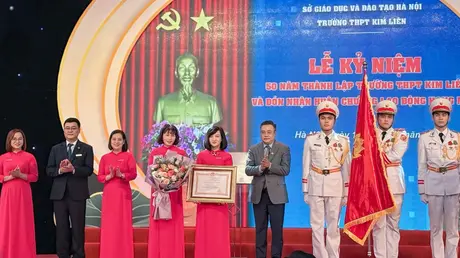 Trường THPT Kim Liên đón nhận Huân chương Lao động hạng Nhất