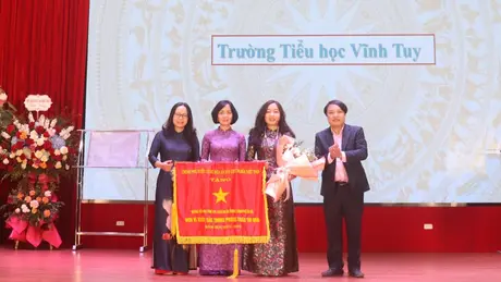 Trường tiểu học Vĩnh Tuy nhận cờ thi đua của Chính phủ