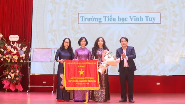 Trường tiểu học Vĩnh Tuy nhận cờ thi đua của Chính phủ