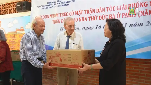 Những người cắm cờ Mặt trận DTGP miền Nam tại Pháp