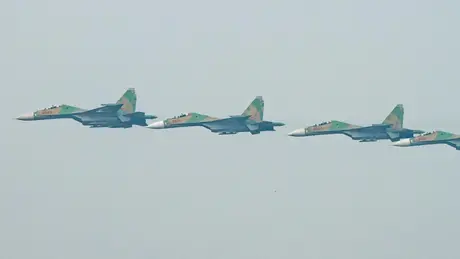 7 tiêm kích Su-30MK2 luyện tập trên bầu trời Hà Nội