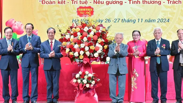 Phát huy tinh thần ‘học không biết chán, dạy người không biết mỏi’