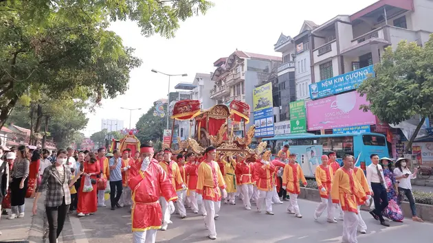 Hơn 1.000 người dự lễ rước tôn vinh tổ nghề dệt lụa