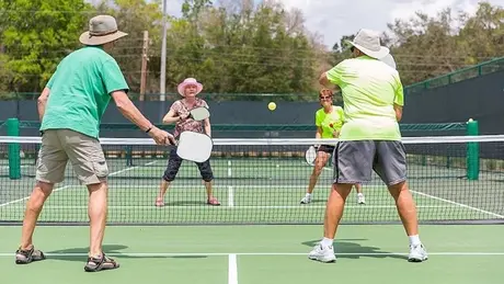 Một người đàn ông bị đột quỵ khi chơi pickleball