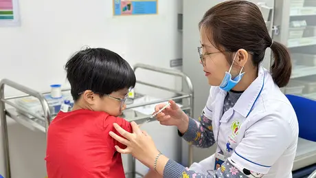 Hà Nội tiếp tục tiêm vaccine sởi cho trẻ