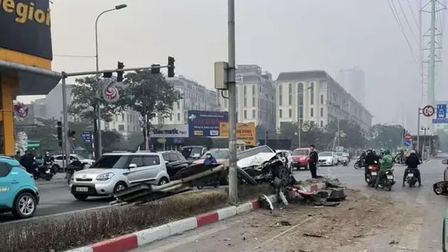 Điều tra vụ xe Mercedes đâm gãy cột biển báo đường BRT