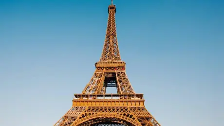 Lửa bùng lên trong Tháp Eiffel trước thềm giáng sinh