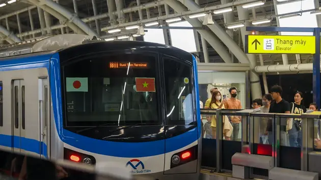 Metro số 1 ở TP.HCM dừng giữa đường vì lỗi kỹ thuật