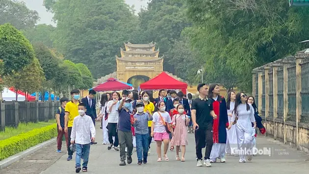 10.000 khách tham quan Hoàng thành Thăng Long ngày đầu năm