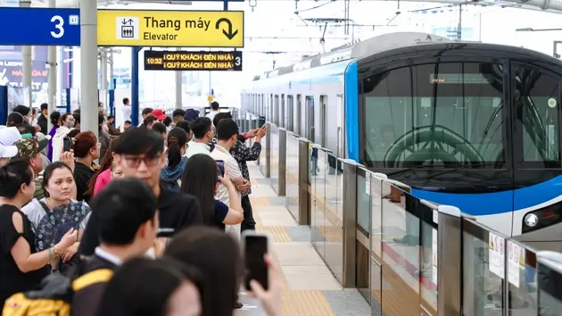 Metro chạy xuyên đêm chở khách đón Tết Dương lịch