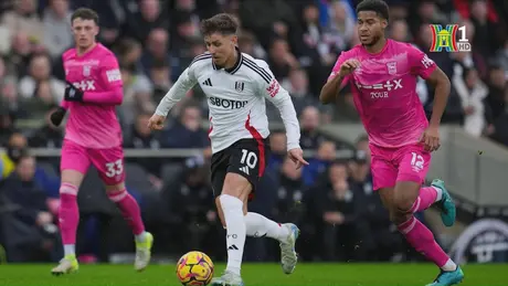 Fulham và Ipswich Town rượt đuổi tỷ số kịch tính