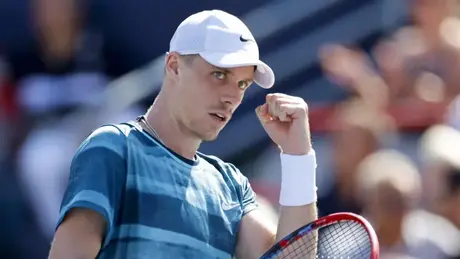 Denis Shapovalov thắng dễ Zhizhen Zhang