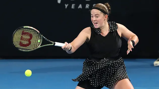 Jelena Ostapenko vượt qua Magadelena Frech tại giải Adelaide International