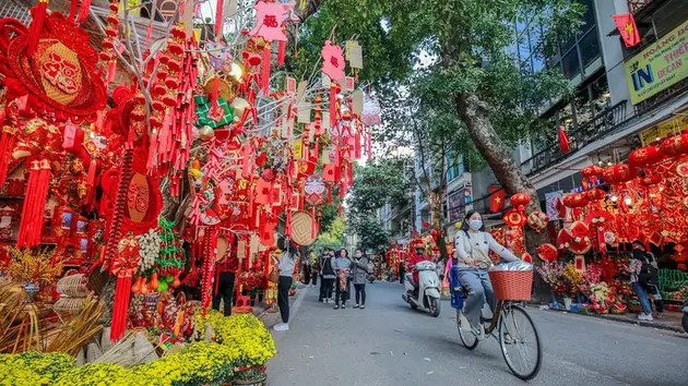 Người dân Hà Nội đón Tết văn minh, an toàn, vui tươi