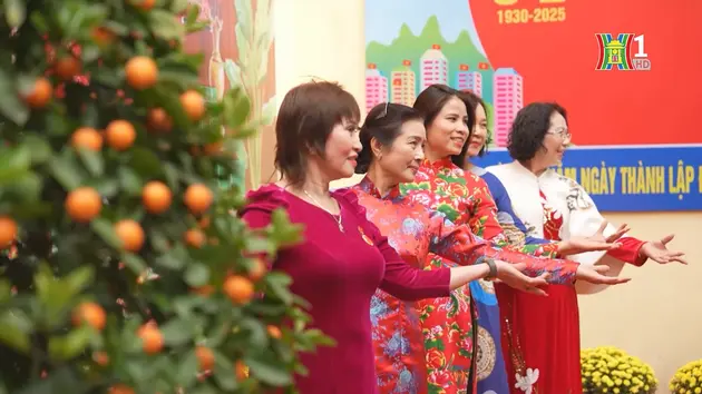 Ngõ phố rực rỡ cờ hoa độc đáo tại Hà Nội