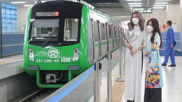 Metro Hà Nội thu hút gần 75 nghìn khách dịp Tết