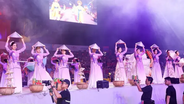 Việt Nam ghi dấu ấn tại lễ hội diễu hành ở Singapore