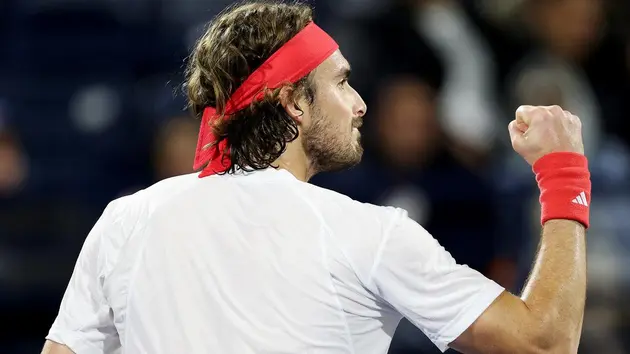 Stefanos Tsitsipas thắng nghẹt thở trước Berrettini