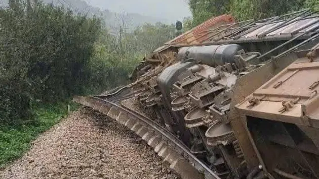 Tàu hàng lật nghiêng khỏi đường ray do đâm phải ô tô