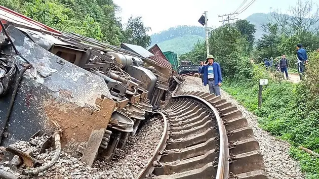 Đâm xe tải, tàu hàng lật khỏi đường ray