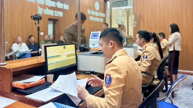 Ngày đầu tuần, nhu cầu cấp đổi GPLX tăng 4-5 lần