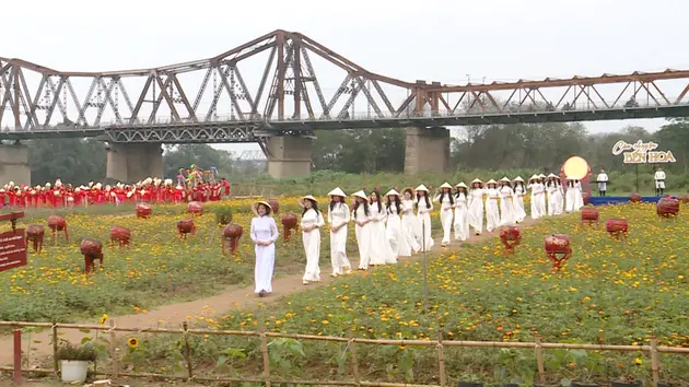 'Áo dài xuống phố' bên bờ sông Hồng