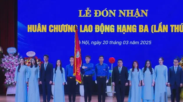 Trường Đại học Sư phạm Hà Nội đón Huân chương Lao động