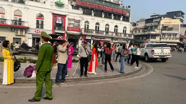 CSGT bảo đảm giao thông trước toà nhà 'Hàm cá mập'