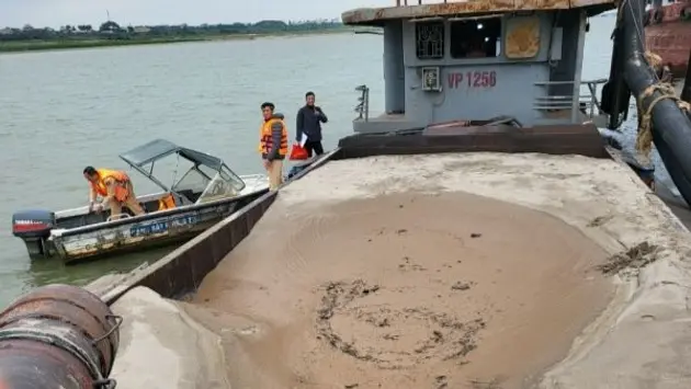 Tàu 'cát tặc' bị chặn đứng trên tuyến sông Hồng