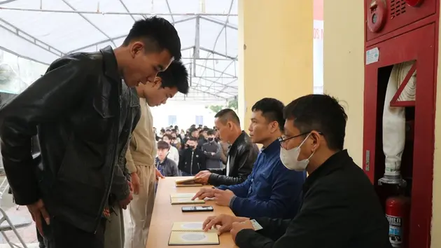 Lao động chen chân nộp hồ sơ thi tiếng Hàn