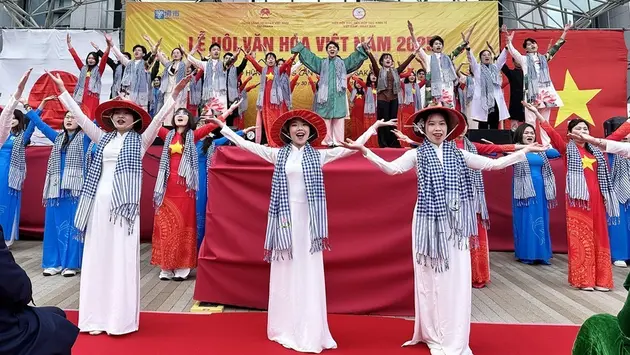 Kỷ lục 5.000 người xếp hình bản đồ Việt Nam