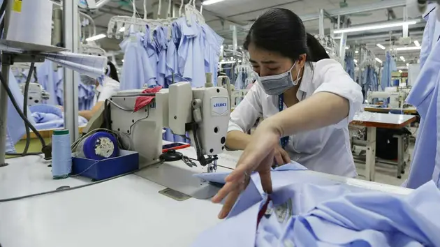 Đơn hàng xuất khẩu dệt may giảm khi Mỹ áp thuế