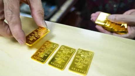 Giá vàng đồng loạt giảm, mất mốc 102 triệu đồng/lượng