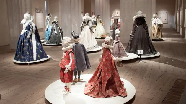 Đấu giá kiệt tác thời trang từ giấy