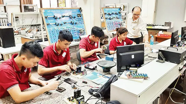 Tìm nguồn nhân lực chất lượng cao từ trên ghế nhà trường