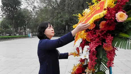 Dâng hoa kỷ niệm 155 năm Ngày sinh V.I.Lenin