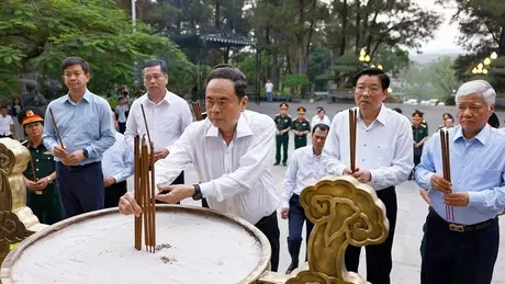 Chủ tịch Quốc hội tưởng niệm anh hùng liệt sĩ Quảng Trị