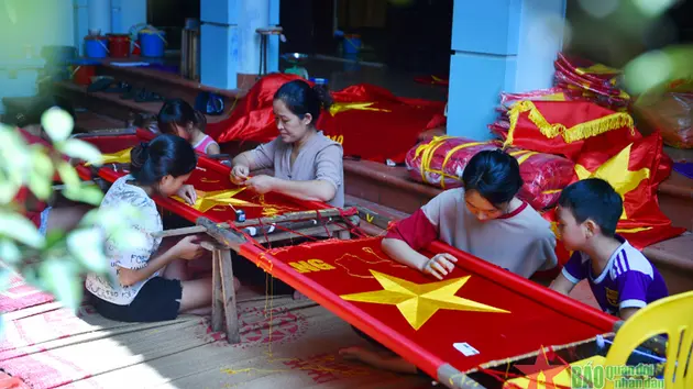 Ngôi làng chuyên may cờ Tổ quốc